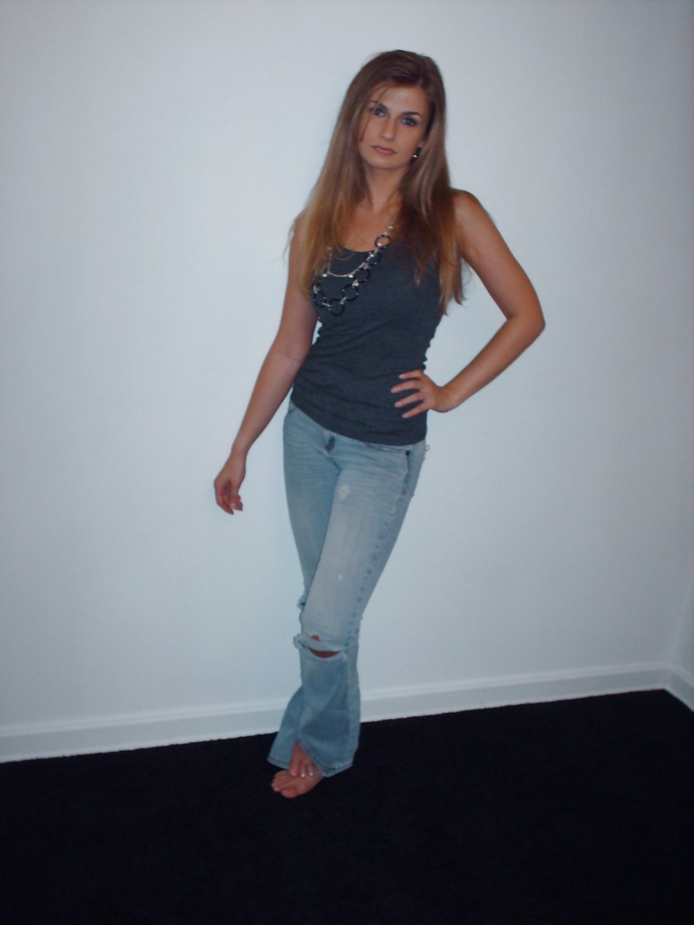 Free Amanda Ripped Jeans & Barefoot # 1 photos