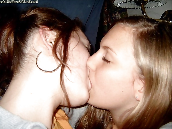 Free Favorite Girls Kissing photos