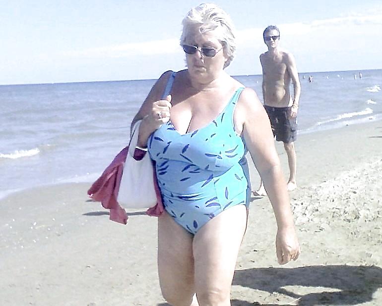 Free Grannies on beach photos