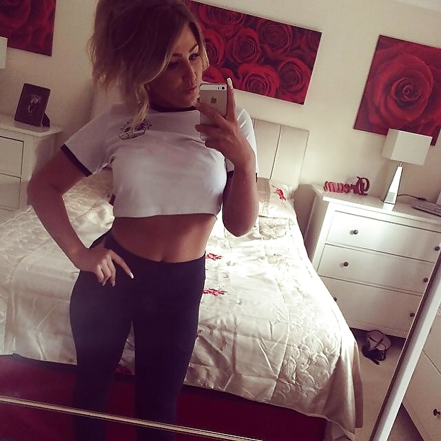 Free Chav practices her duck face photos