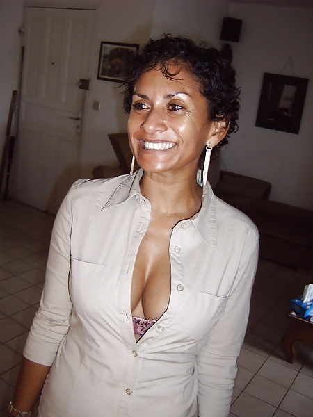 Free Gorgeous black Milf photos