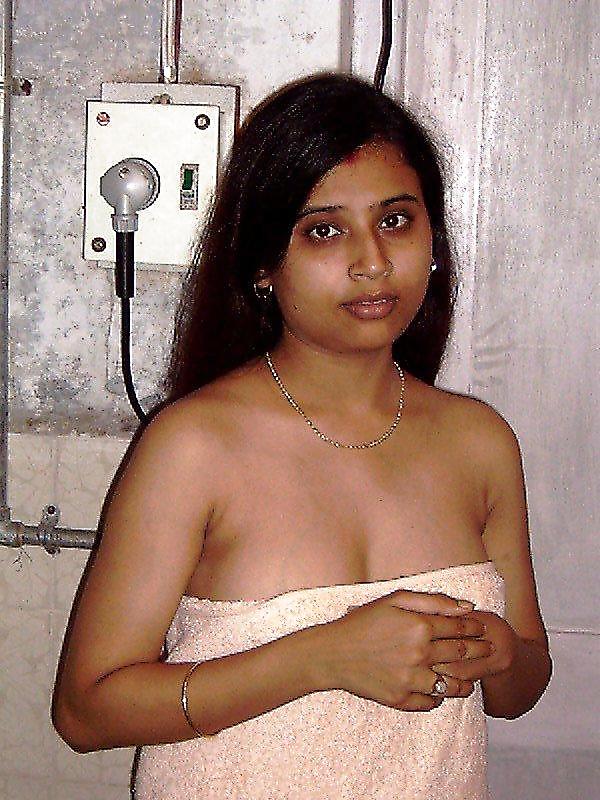 Free INDIAN SEXY HOUSEWIFE photos