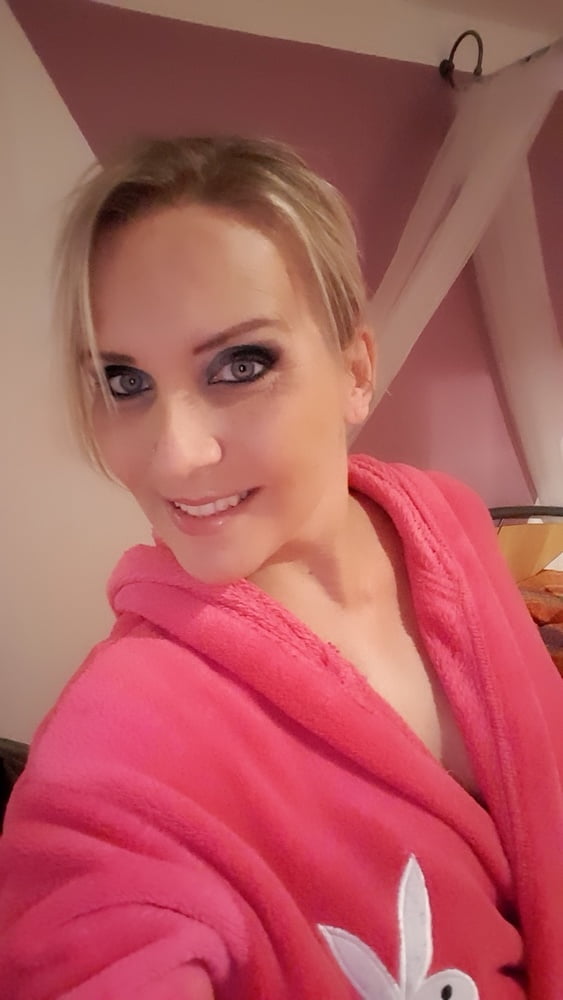 Julia pink facebook