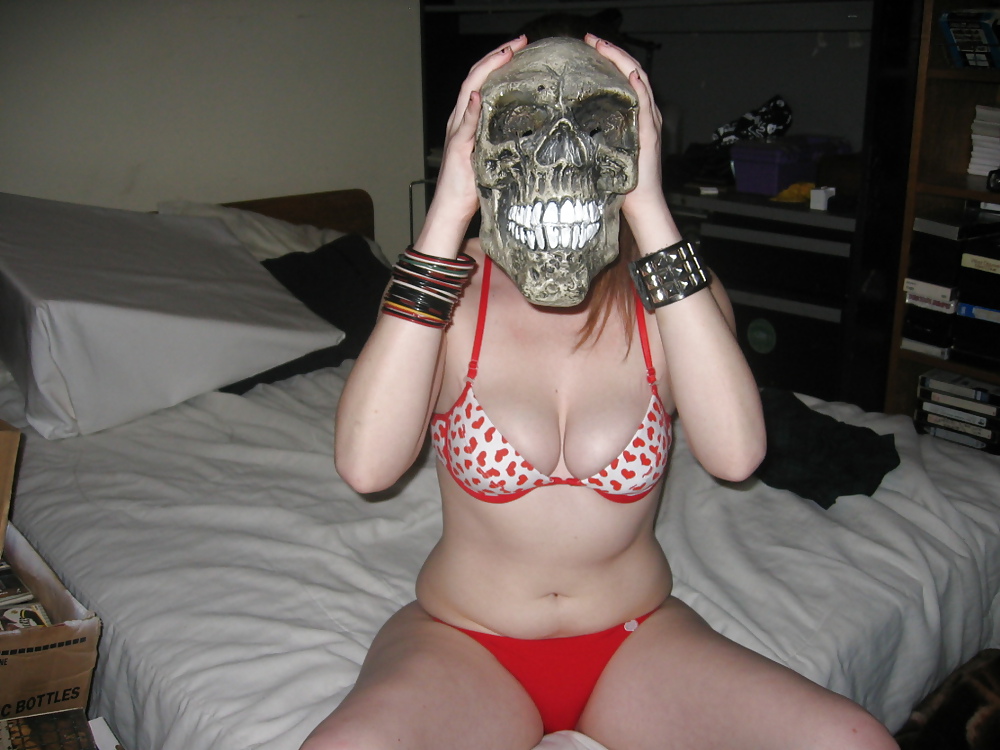 Free Weird Girl with a skull! photos
