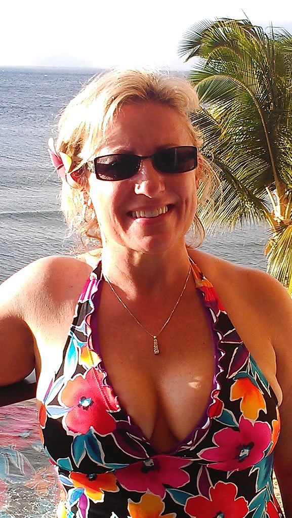 Free Mature Blonde Wife On Holiday photos