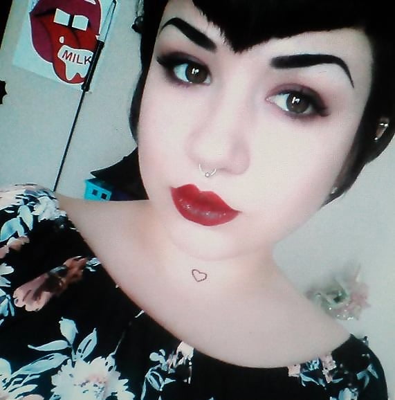 Free Stupid slut Hannah photos