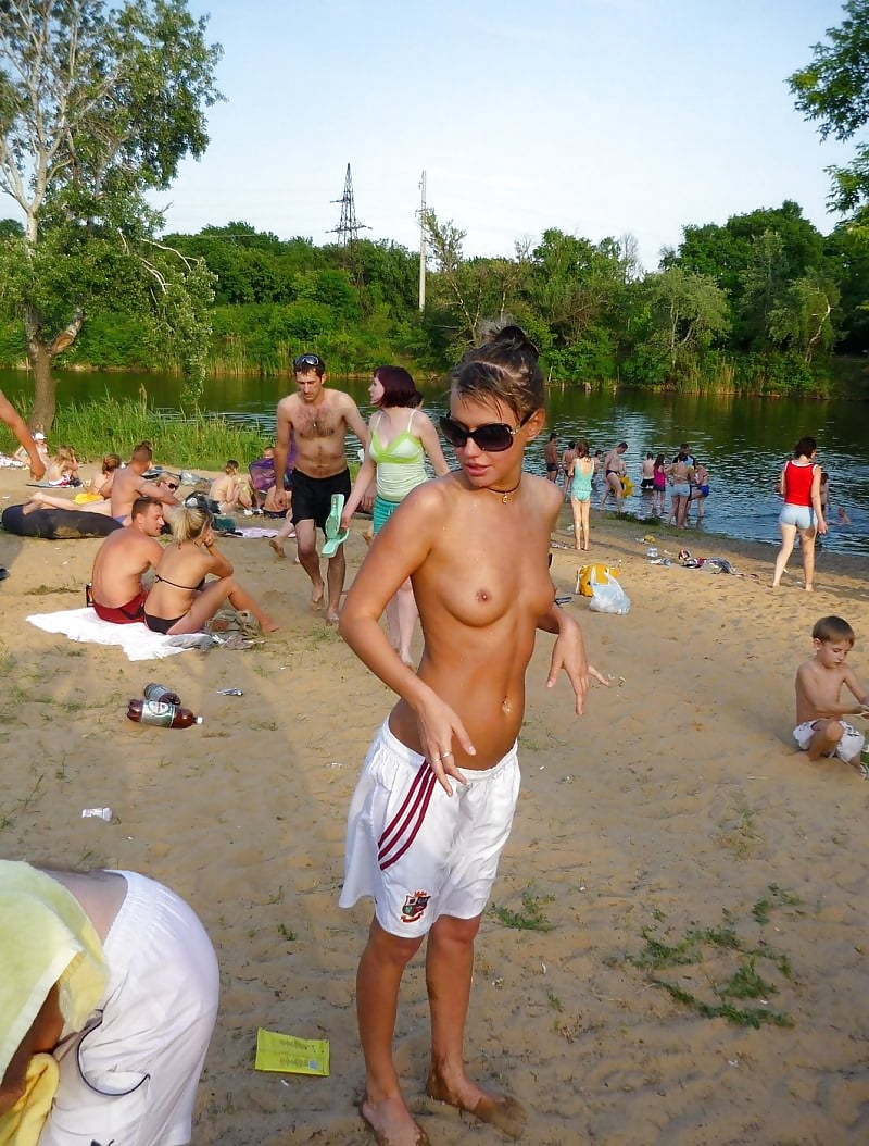 Free naturist-girl-beach photos