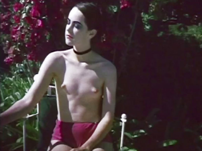 Skinny beauty with small tits jena malone is posing nude and showing her go...