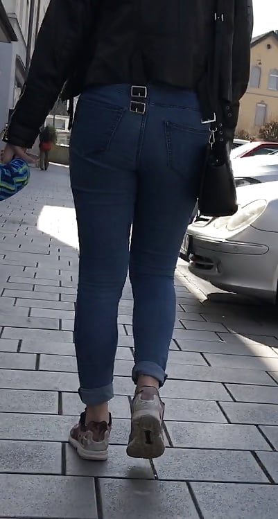 Free Young mom's ass spy photos