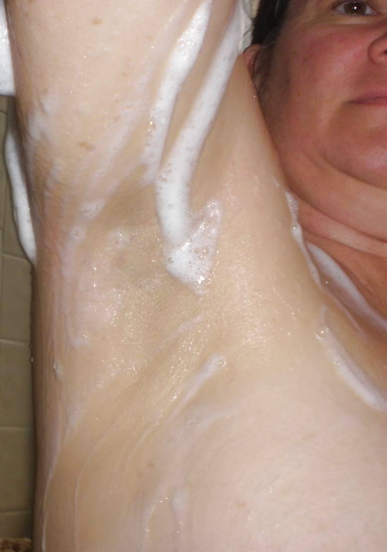 Free Mature wife is shaving in the bath photos