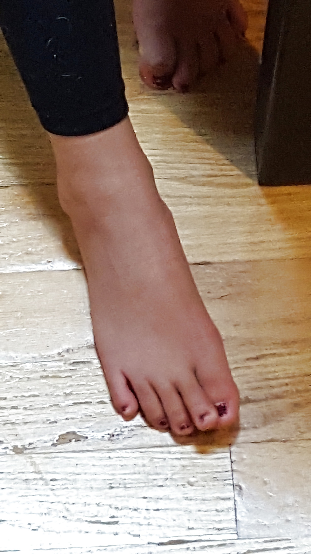 Free Asian teen feet photos