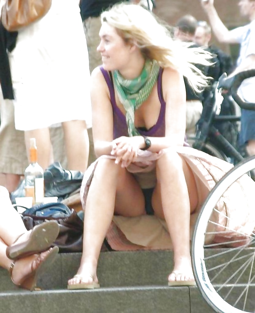 Free Candid young slut : upskirt photos