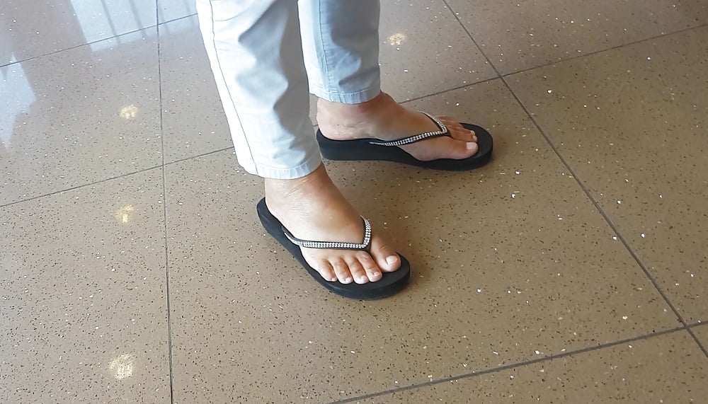 Free Candid feet mature photos