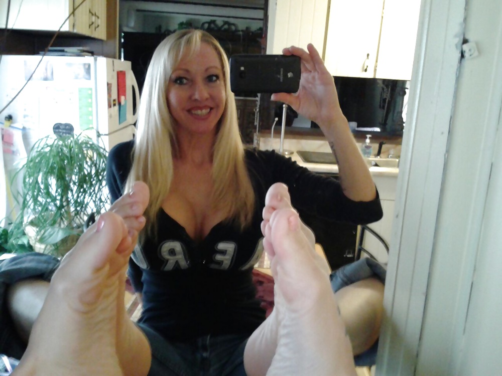 Free mirror selfie feet photos