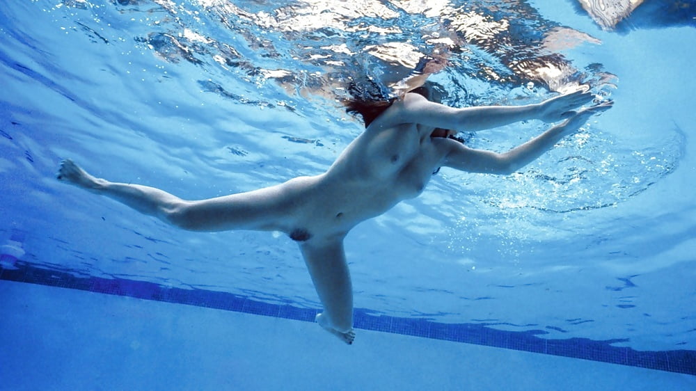 naked-women-orgasm-swimming
