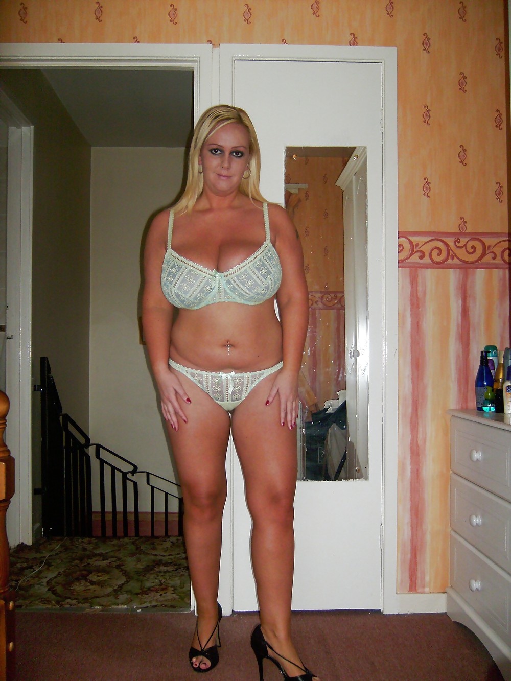 Free CURVY BRITISH LADY photos