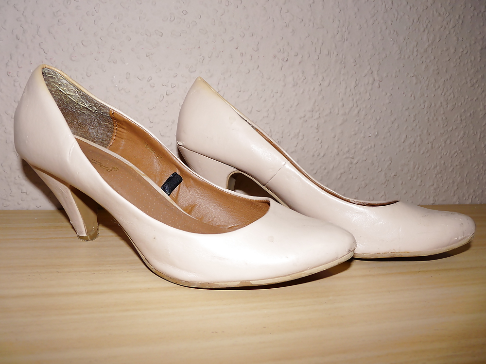 Free Wifes well worn nude heels pumps photos