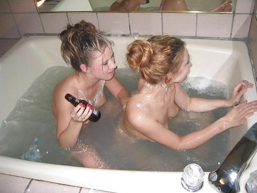 Free BATHING LESBIANS photos