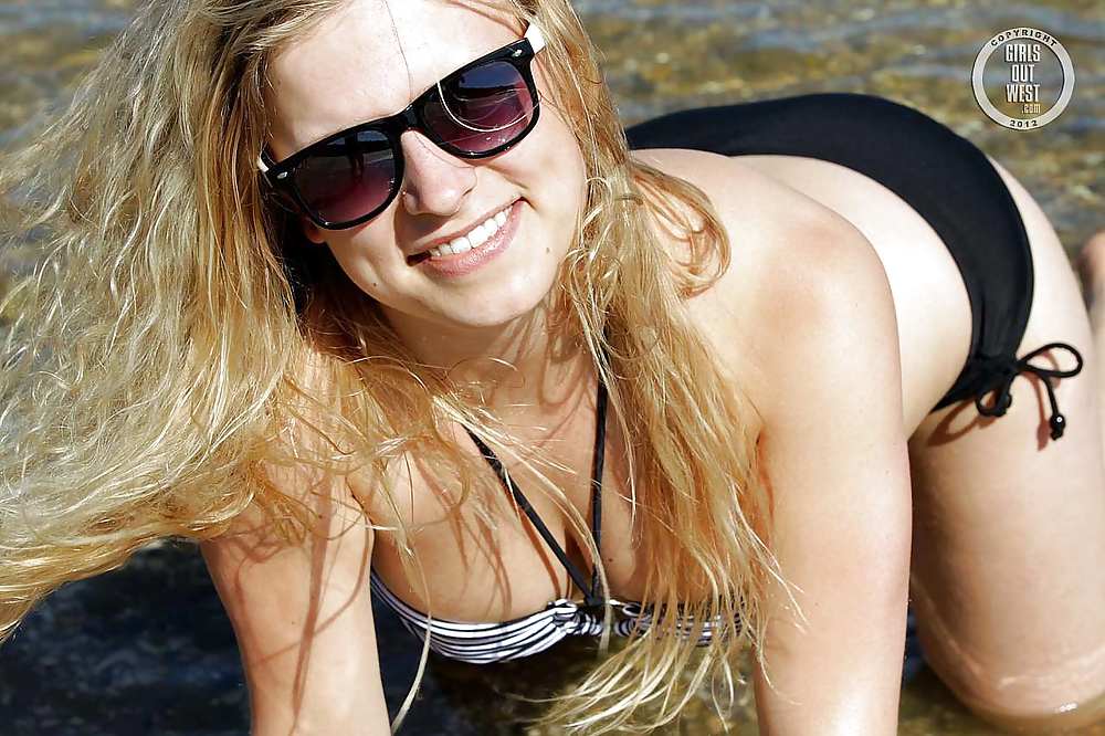 Free Hairy amateur blondie in the sea photos