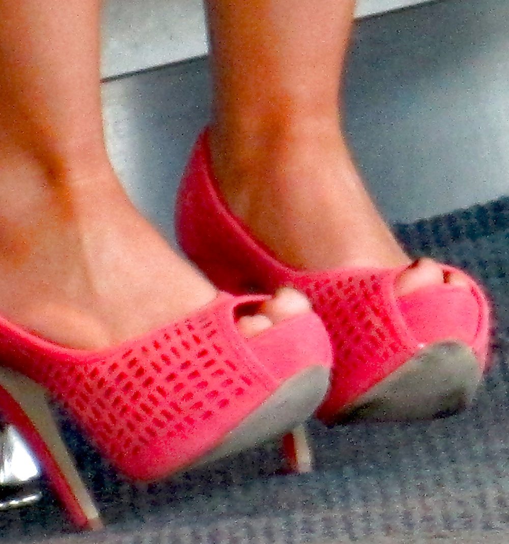 Free Foot Fetish: Female Toes at the Airport photos