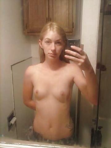 Free Blonde likes to take naked pictures photos