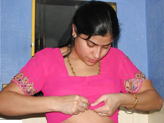 Free Indian Bhabhi's Showing Boobs photos