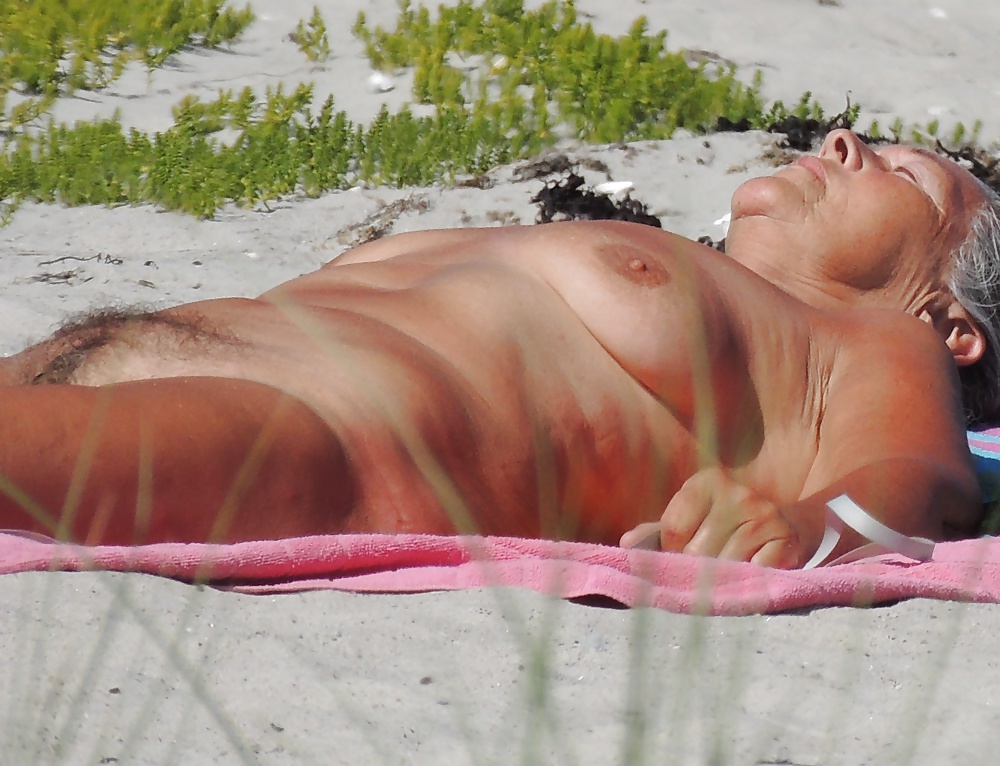 Free GILFS and MILFS at the beach and pool photos