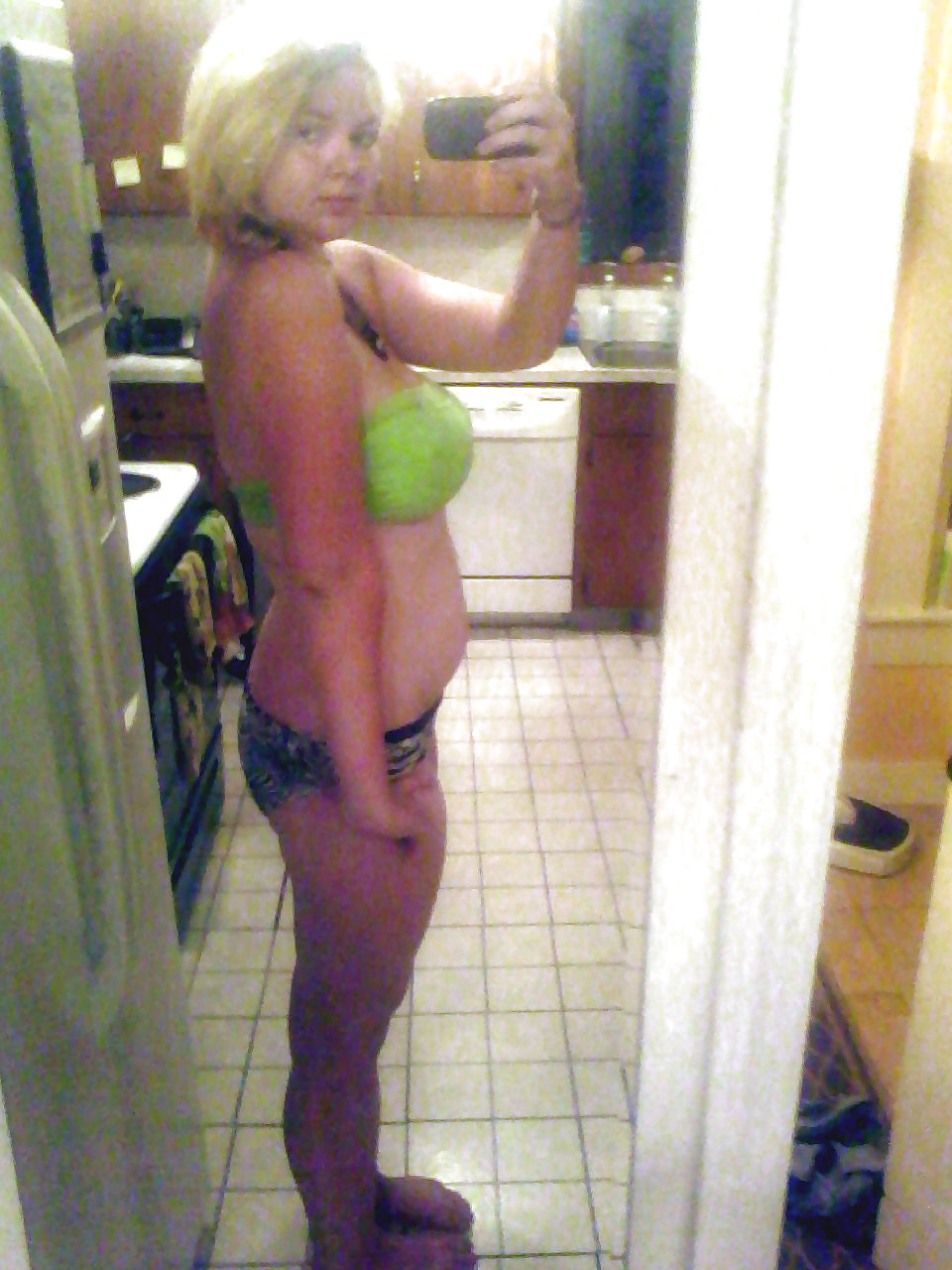 Free Girl talked into stripping for (art) photos