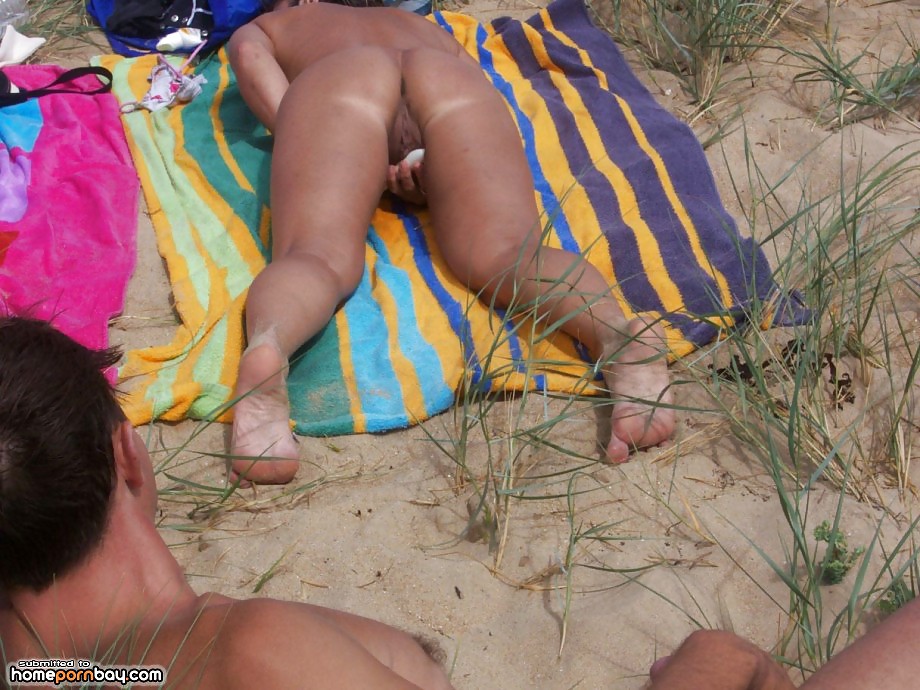 Free Spreading her legs on the beach photos