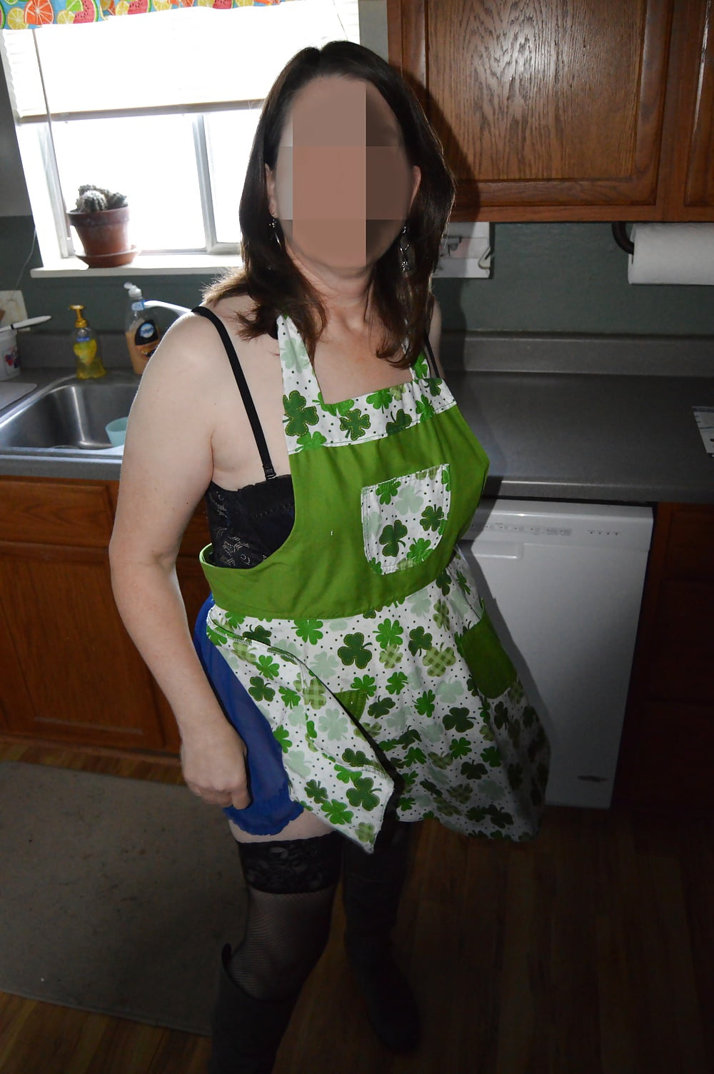 Free Sexy Mormon MILF in the kitchen photos