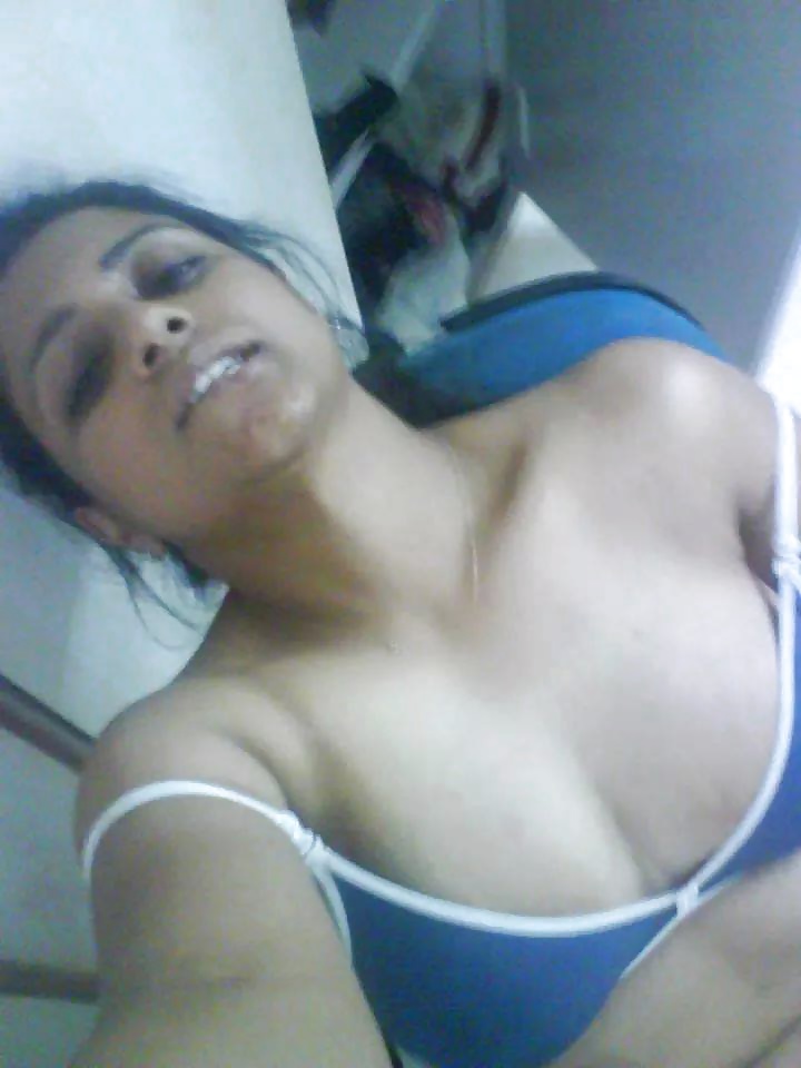 Anty Andra - Sexy south indian aunty hot webcam pics - 13 Pics | xHamster