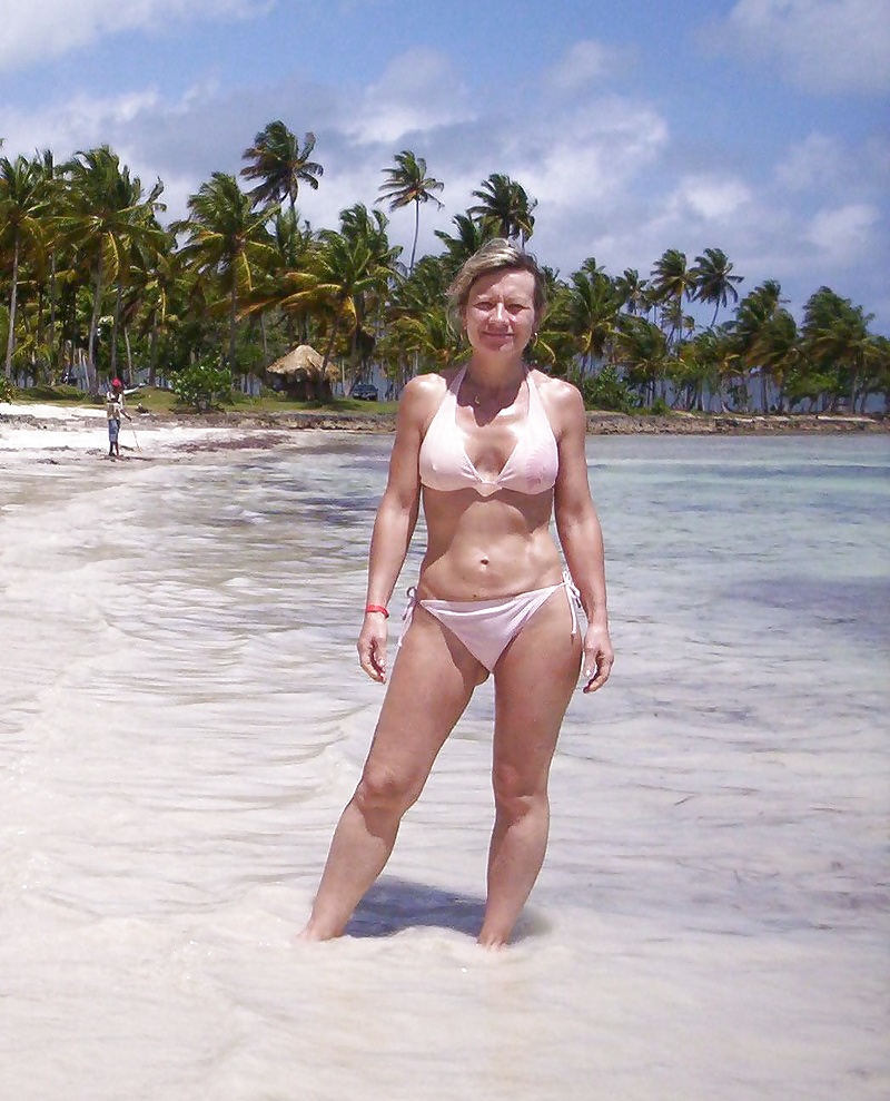 Free Nice milf in her 40's photos