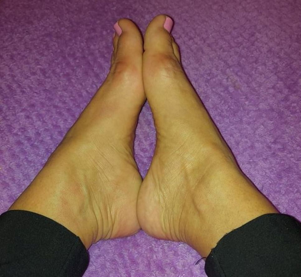 Eugenia's (new model) sexy (size 38) feet - 9 Photos 