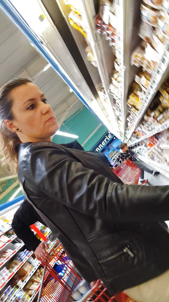 Voyeur meeting in a supermarket - 20 Photos 