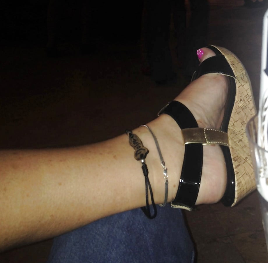 Free Sluts wearing ankle bracelets 3 photos