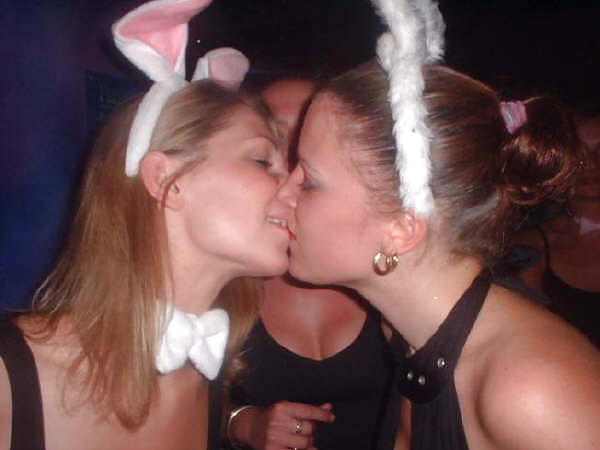 Free amateur teens - kissing photos