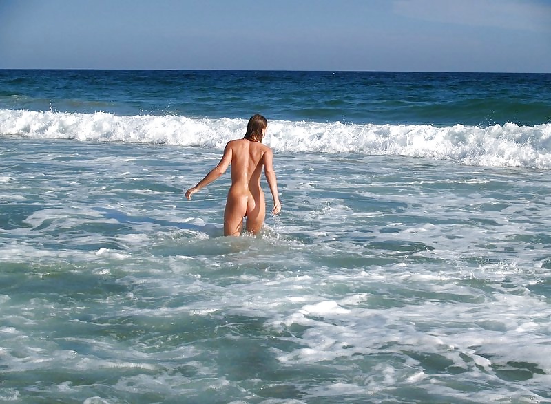 Free Amateur girlfriend on the beach photos