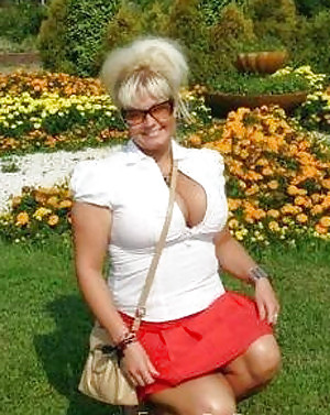 Free Busty women 242 (Dressed special) photos