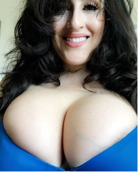 Big tits Latino slut- 15 Photos 