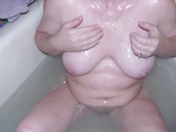 Free wife takes a bath photos