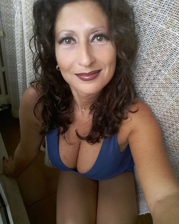 Hot busty Wife - 70 Photos 