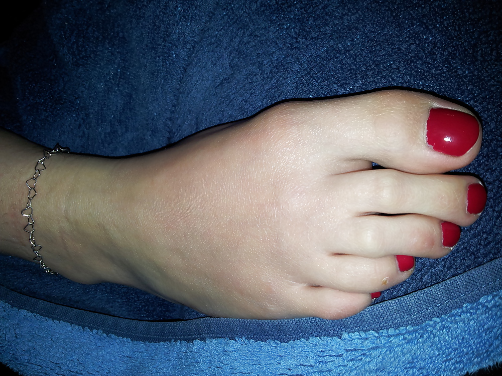 Free wifes sexy polish red toe nails feet photos