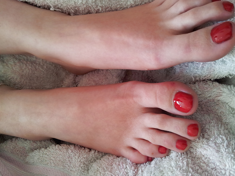 Free Wifes sexy polish red toe nails feet 2 photos
