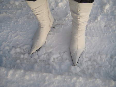meine weissen Stiefel bei einem Winterspaziergang