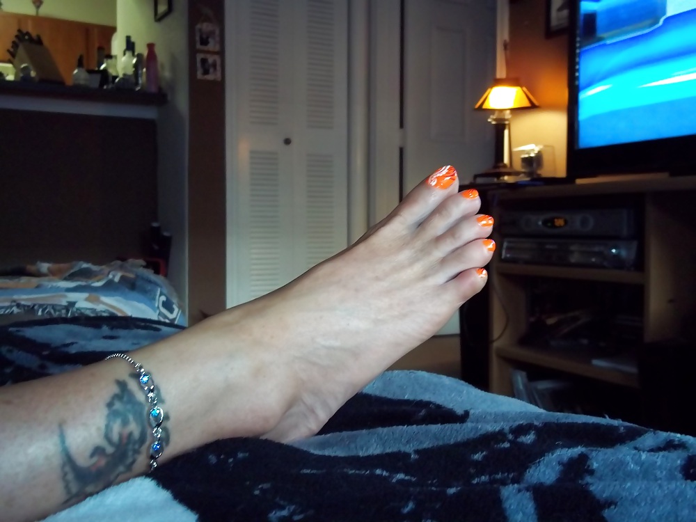 Free Chance's long tan legs and neon orange toes photos