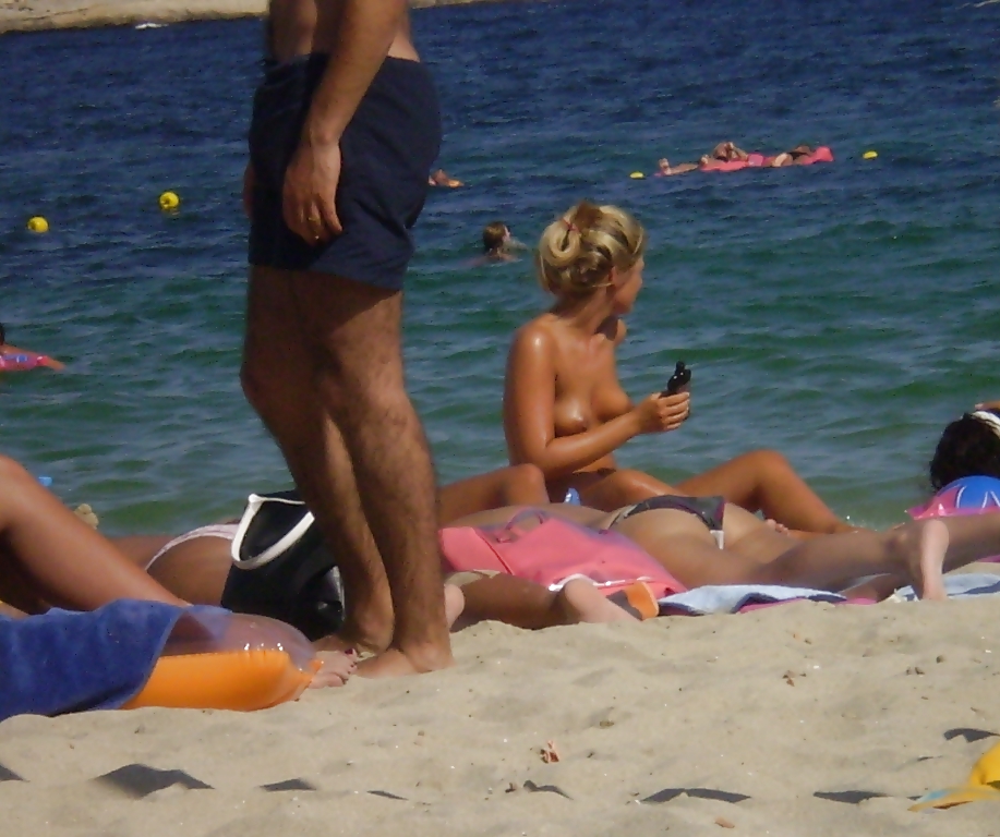 Free Holidays in Mallorca summer '07 - Topless beach girls photos