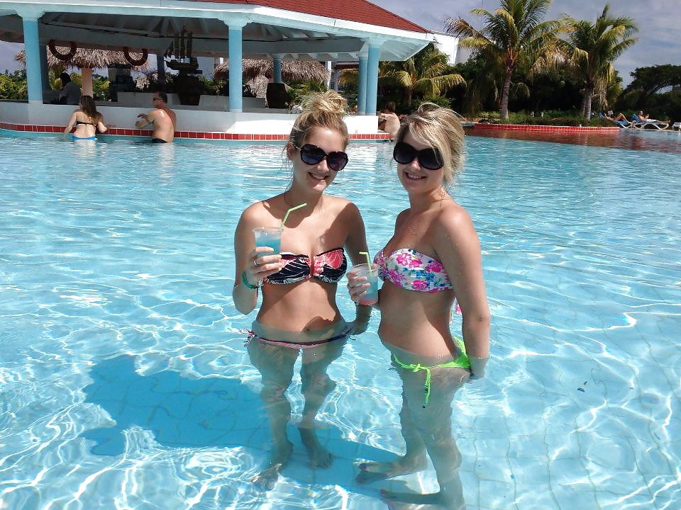 Free Bikini Twins photos