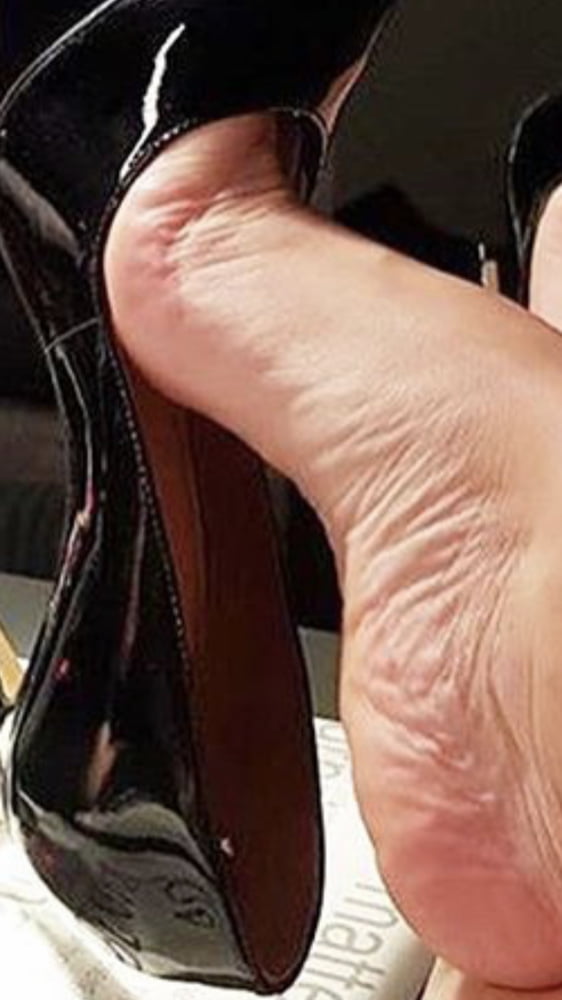 Wearing my gorgeous new heels to fuck the Captain tonight - 6 Photos 