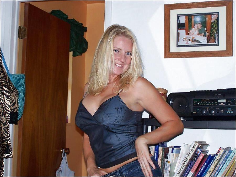 Free Busty Amateur Blonde photos