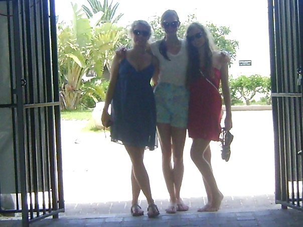 Free Karlie Kloss with her sisters photos